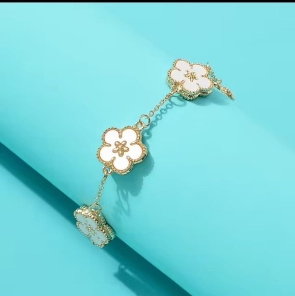 NIB Gold plated five petal flowers white mother of pearl double sided bracelet - Picture 4 of 5
